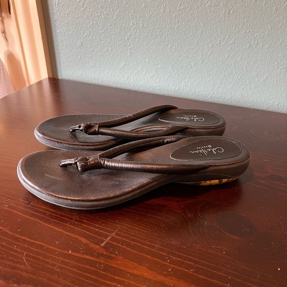 Coke Haan navy blue flip flops.​ - Picture 5 of 6